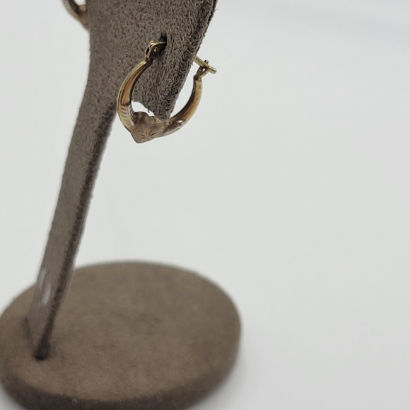 1/20 10k MOM JORDAN Dangle Small Heart Hoops - Picture 4 of 7